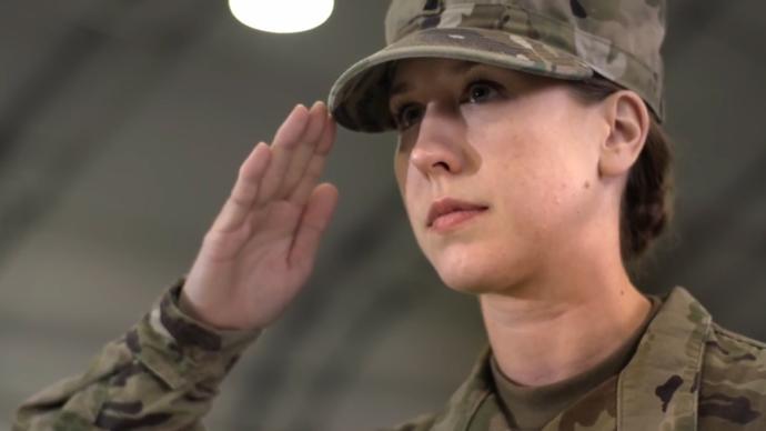 美媒:美陆军放宽女兵仪容标准:可扎马尾染发戴耳饰