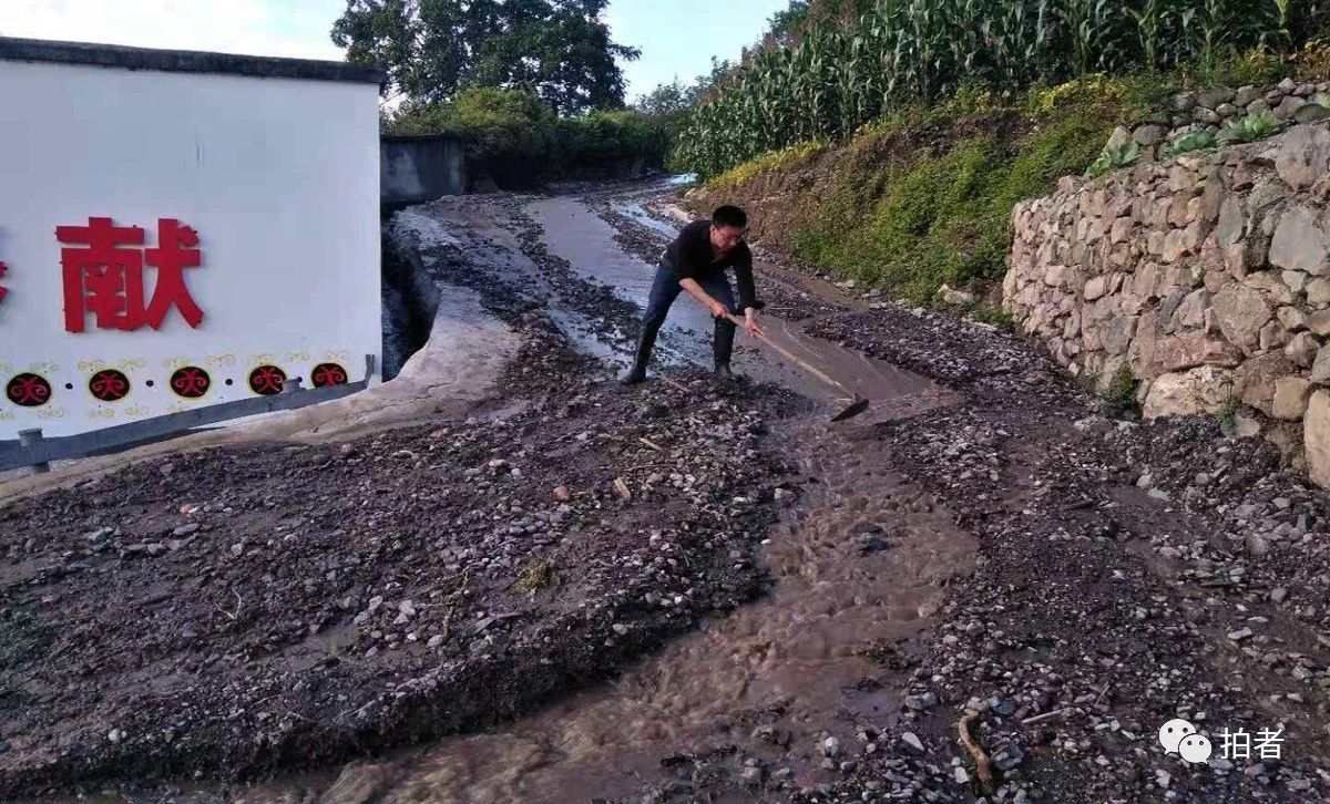 △ 2021年1月，雨水裹挟着碎石浆，堆积到了校门口，李桂林正清理路面。