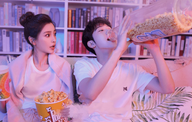 baby与小12岁男星拍情侣写真 互喂美食床上打闹_凤凰网娱乐_凤凰网