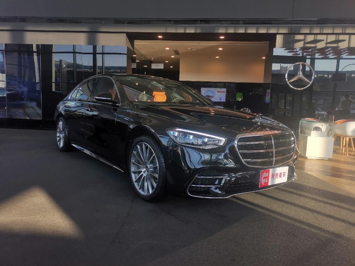 实拍奔驰s级s500l 4matic,车长超5米3,一坐进去就舍不得下来了