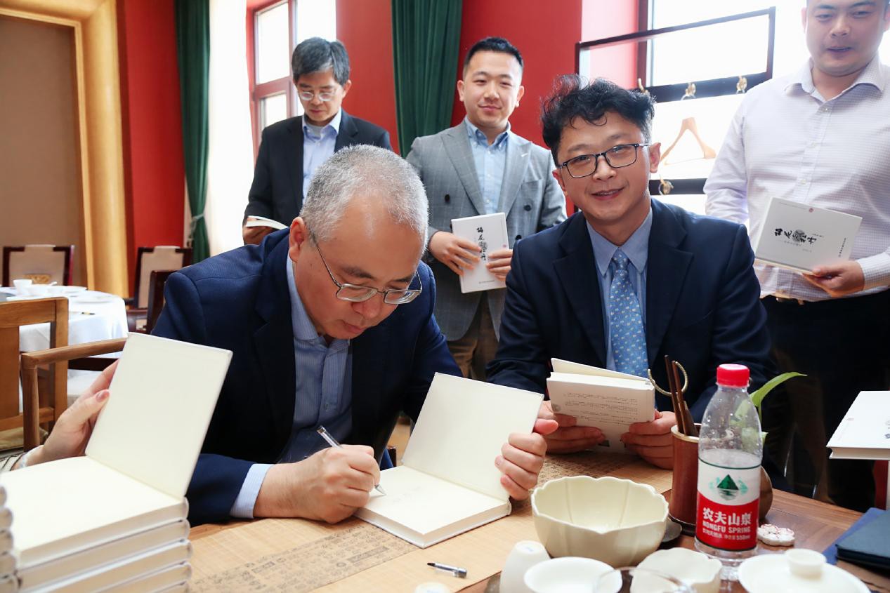 大成基金副总经理,首席经济学家姚余栋合影