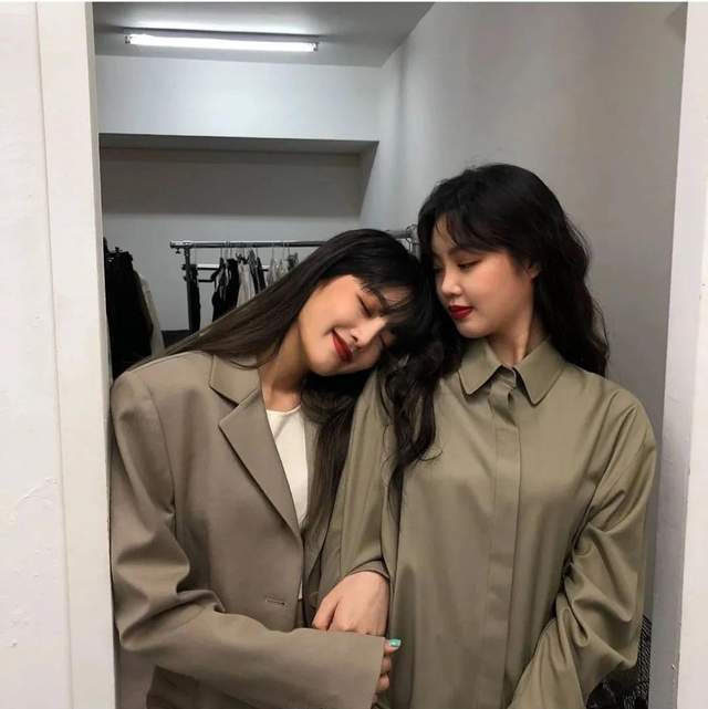 她俩也学倪妮刘诗诗了,真闺蜜还是塑料花?拍个照就知道了