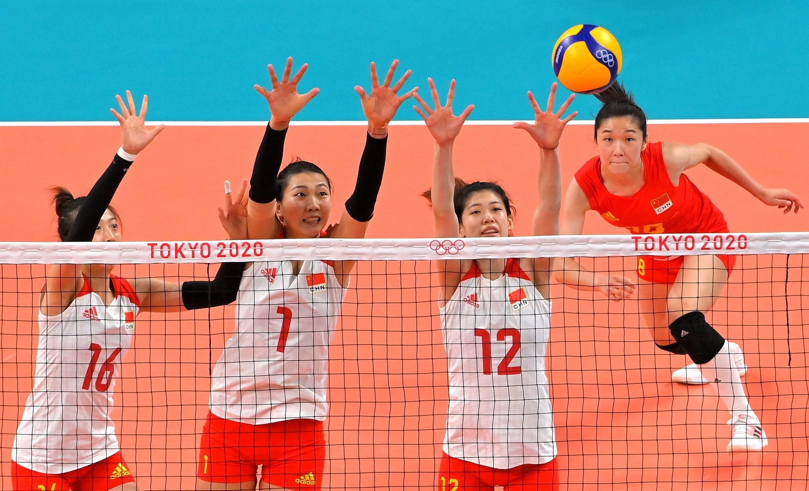 查看更多高清图片7月31日晚,在东京奥运会女排小组赛中,中国女排3比0