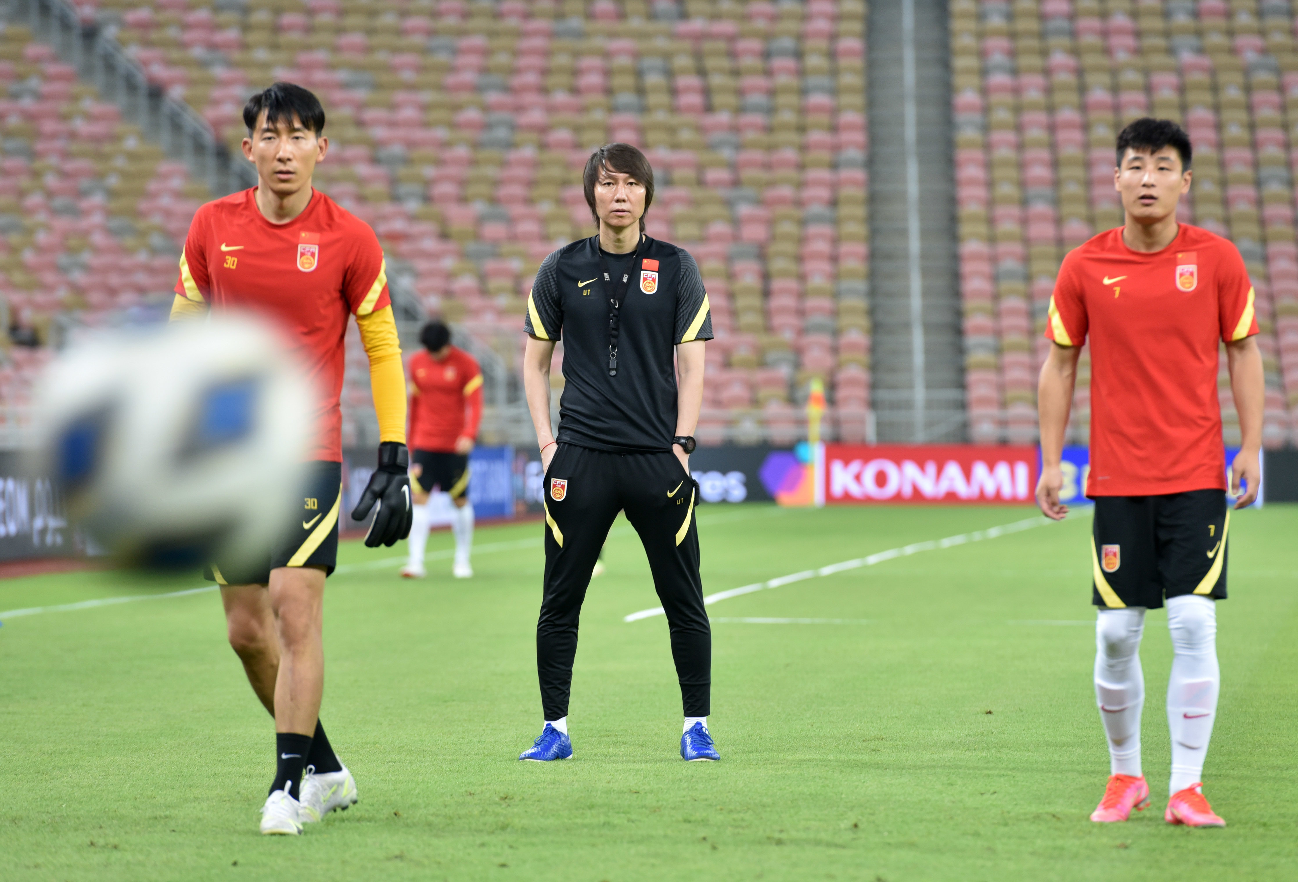 10月11日，中国队主教练李铁（右二）在训练中。新华社记者 王海洲 摄