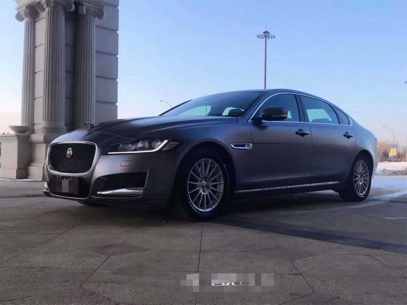 捷豹xfl改色金属钛灰素颜也很出色