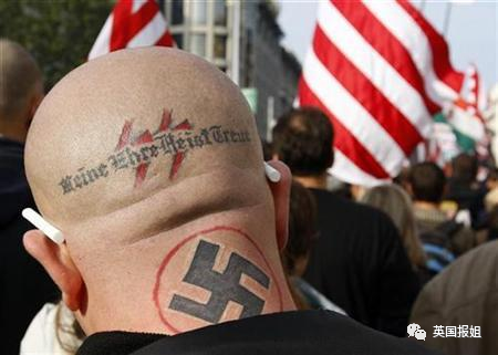 在他们分手后,曼森似乎越发痴迷于"纳粹文化",上次说过他挑衅似的找