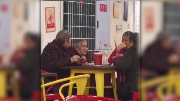 四位白发奶奶聚会撸串，网友：希望我老了也能这样