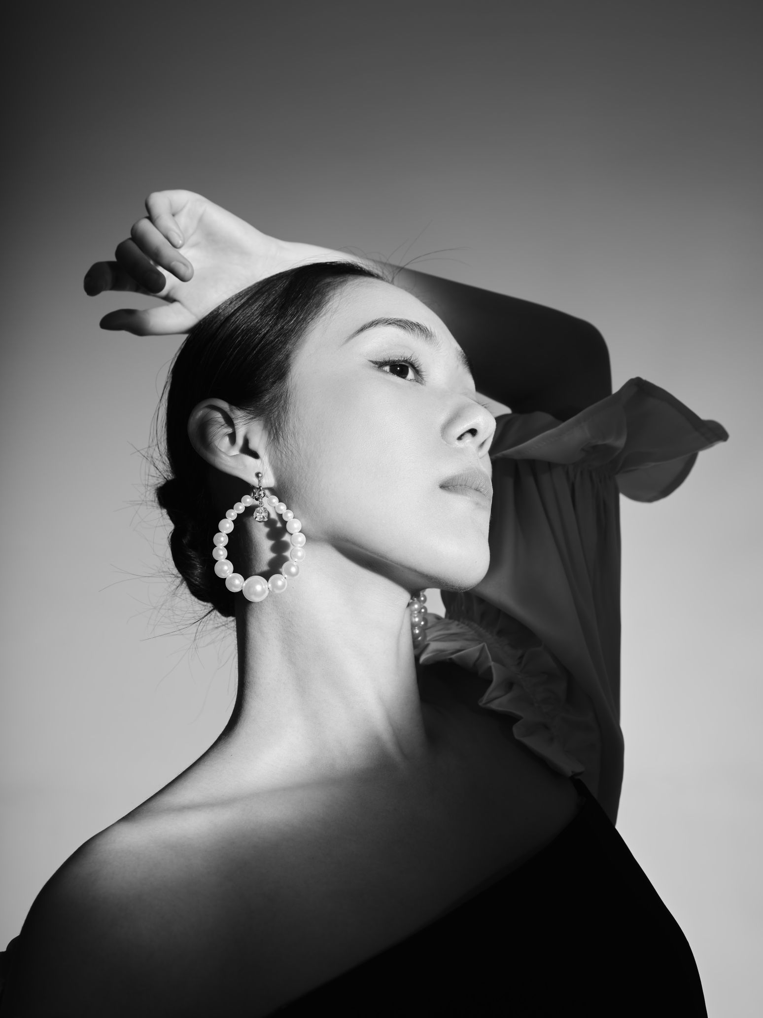 韩聪聪写真曝光黑白光影交错,浪漫诠释优雅与柔情