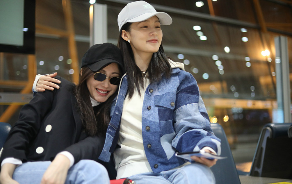 《中国医生》花絮流出,张天爱李沁手拉手流泪,合照暴露真实关系