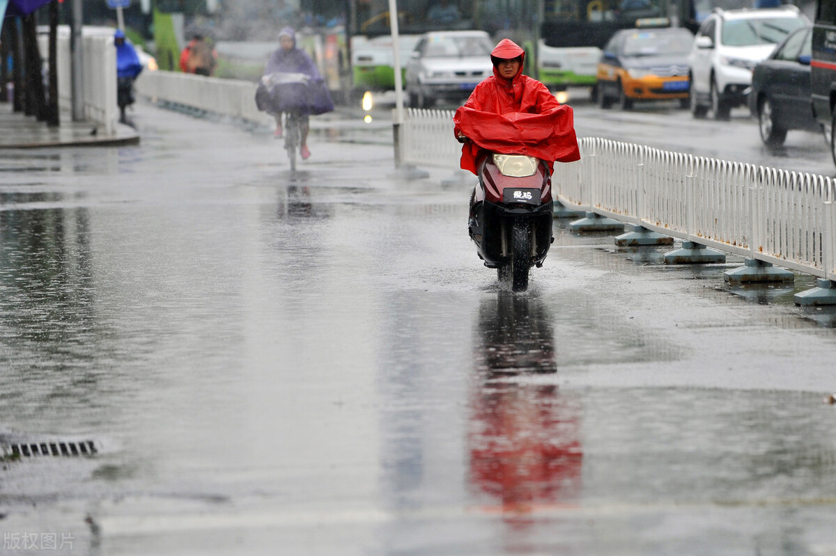 工作地方距离家里不是很远,平时也是骑电动车上班,但是下雨天就不想