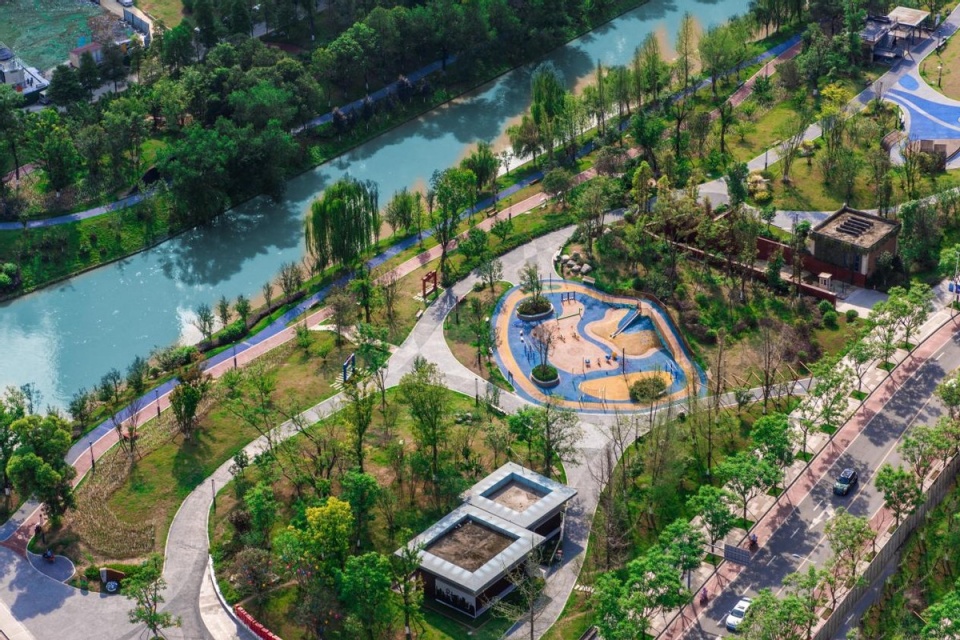 龙湖·梵城实拍图约7000㎡可进入式草坪 拾趣自然风华沙河城市公园约