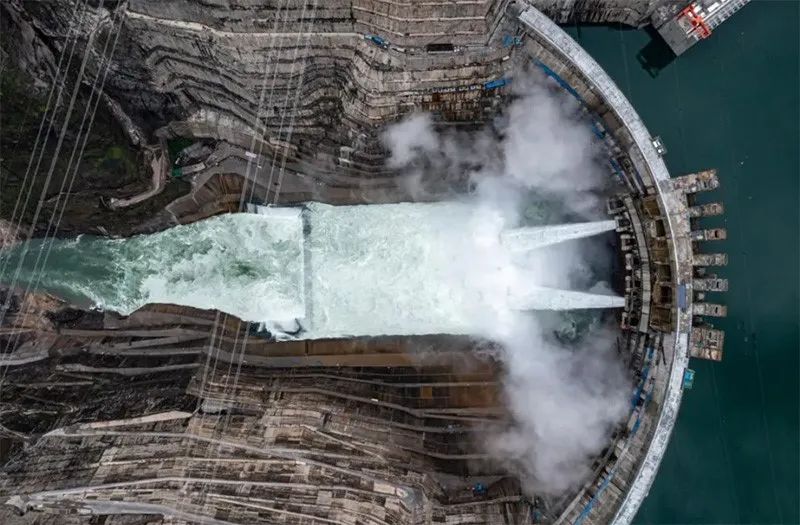 2021年6月28日，俯瞰白鹤滩水电站。图|新华社