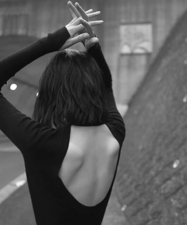 女生盲目追求的蝴蝶背看起来美实则是畸形审美影响健康