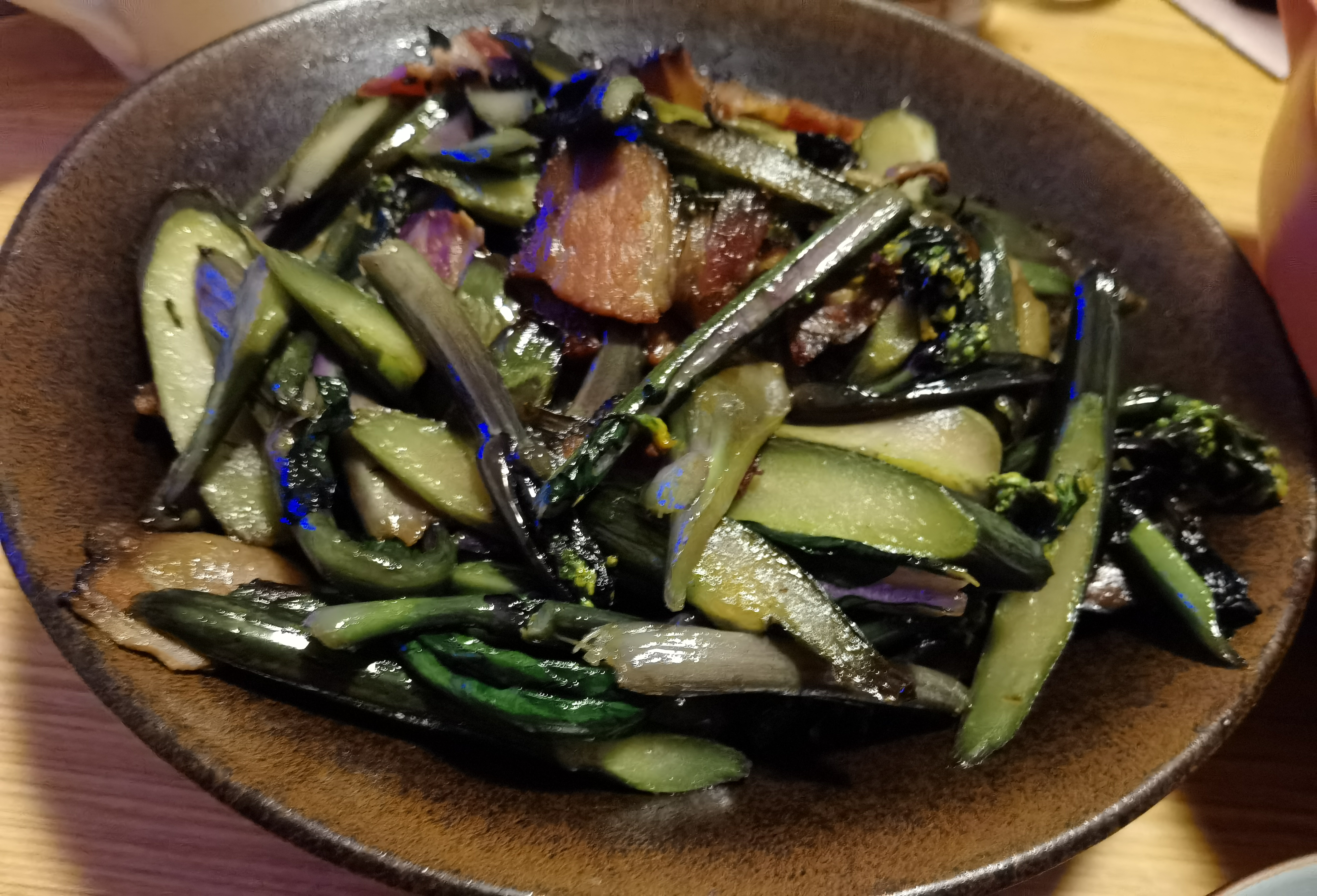 晚饭在家用腊肉炒了菜苔,热了一个盆菜菜苔是湖北朋友快递来的,有