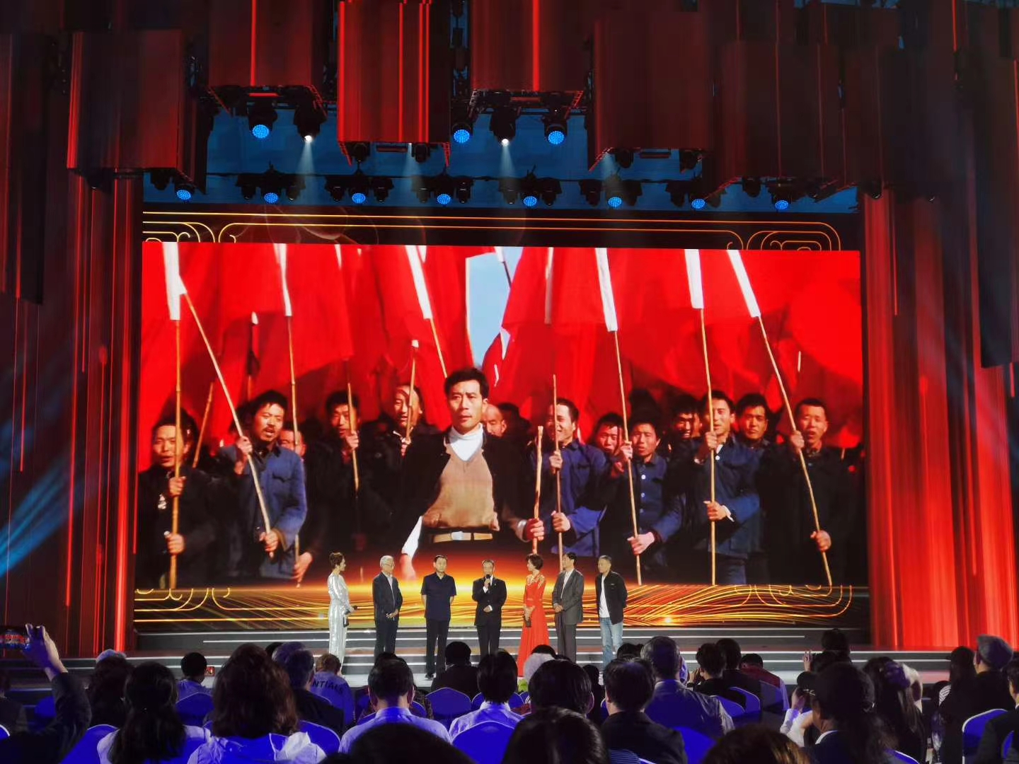2020年金秋,第35届大众电影百花奖“星空放映”启动仪式现场 《焦裕禄》主创再聚首。大银幕上画面正是影片片尾。