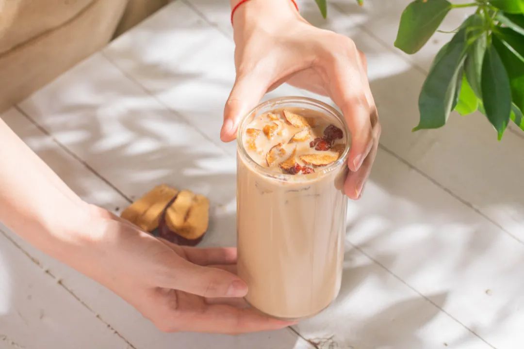 这款奶茶的用料也是十分简单,生姜15g,红茶10g,红糖10g,红枣3颗.