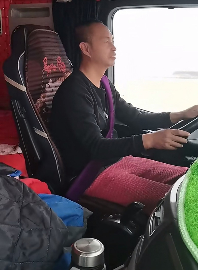 陈益伟在开车。 陈益伟快手@冀B欧曼老头截图