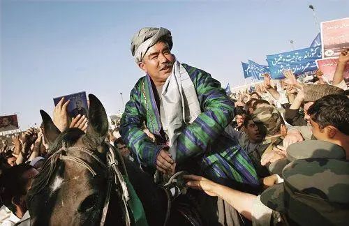 卡里姆·哈利利领导的哈扎拉族军队,在阿富汗中部,是什叶派,和伊朗同