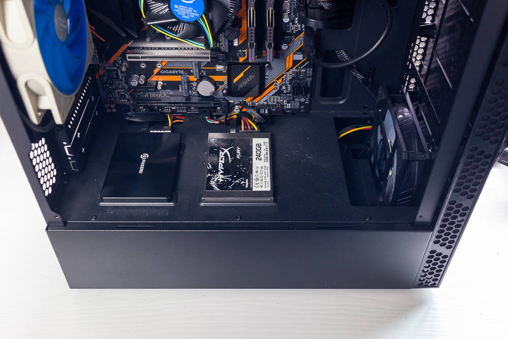 速度装机感受一下,机箱中的phixero c1 固态硬盘,还是非常酷炫的.