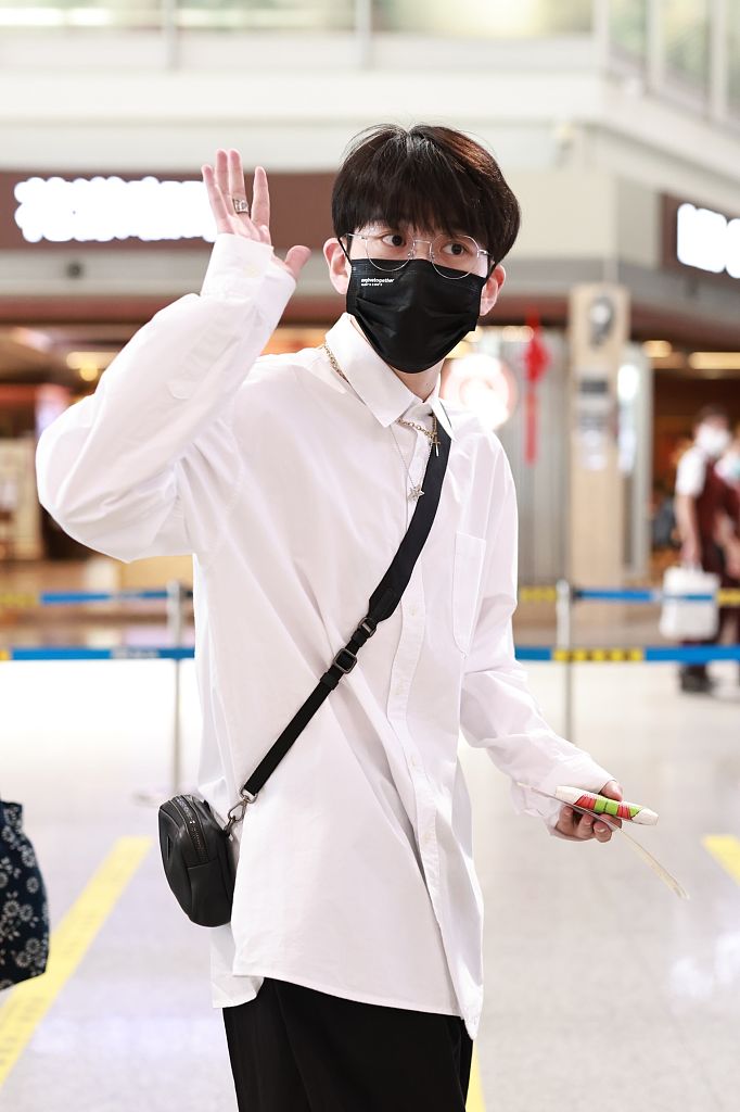 费启鸣边走路边甩手可可爱爱 笑眼弯弯秒变"阳光大男孩"