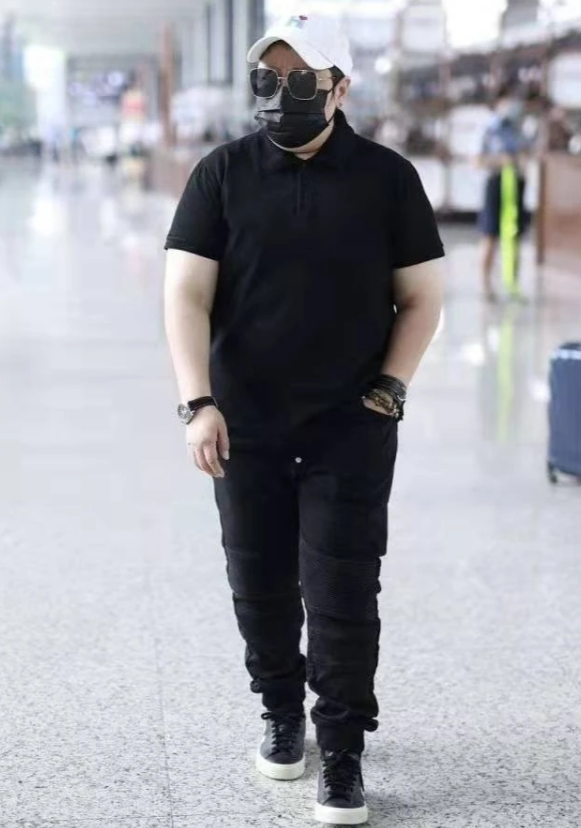 韩红暴瘦40斤后现身机场,穿一身黑衣打扮朴素,没带助理低调出行