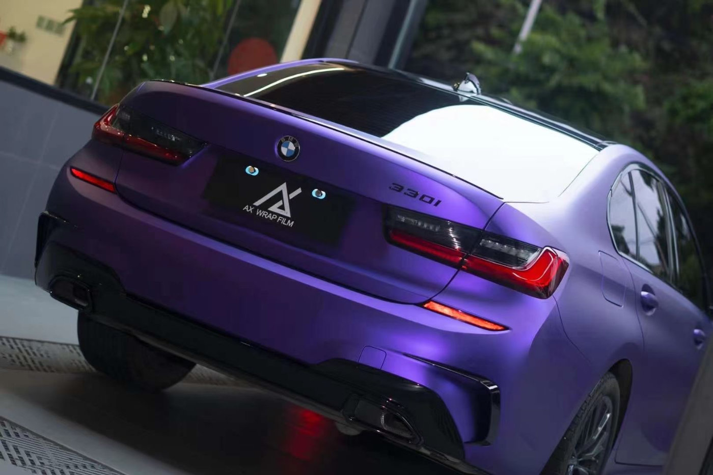 膜呗改色案例宝马330i全车改色亚面金属紫这款颜色有点富贵