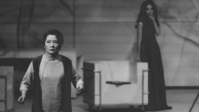 鲁侍萍和蘩漪(孔维饰)同框