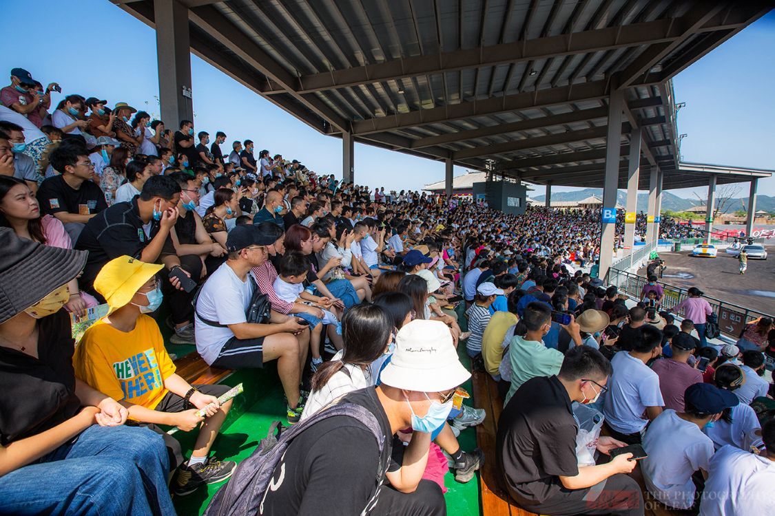 国庆假期,因为一场秀让浙江一景区人山人海,游客顶着烈日排队__凤凰网