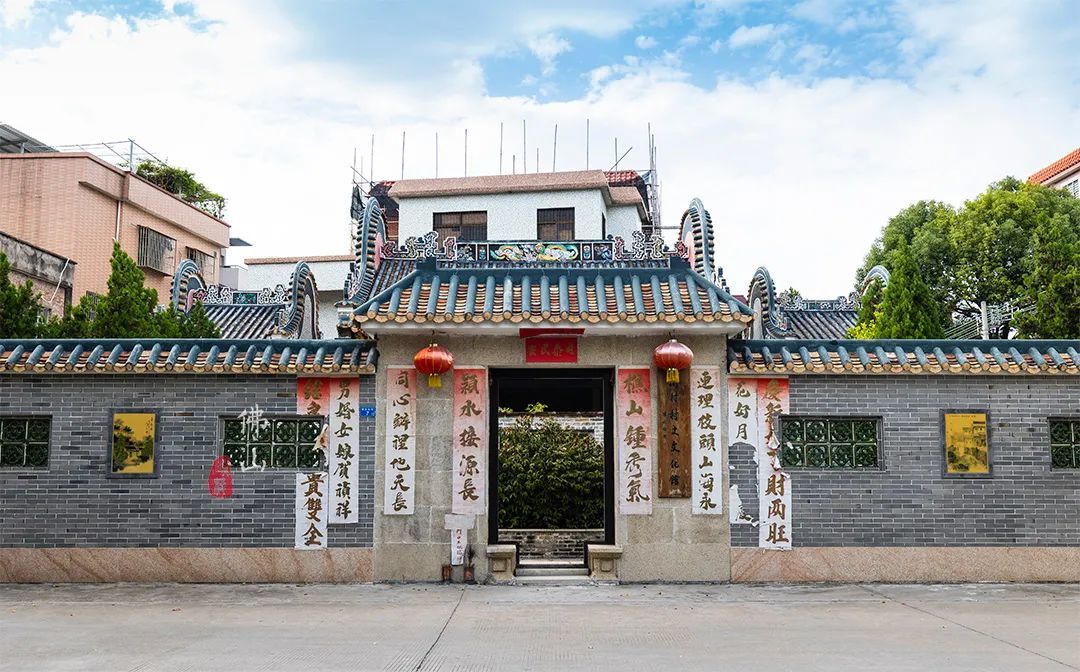 仓库前金铜色的雕塑再现了当时陈启沅的生活场景.