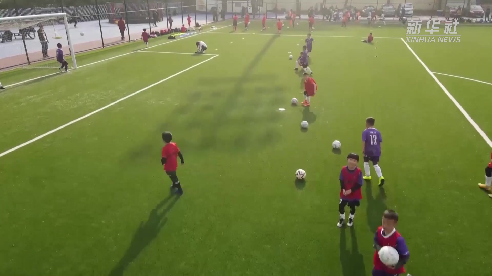 重庆沙坪坝：社区居民有了标准足球场