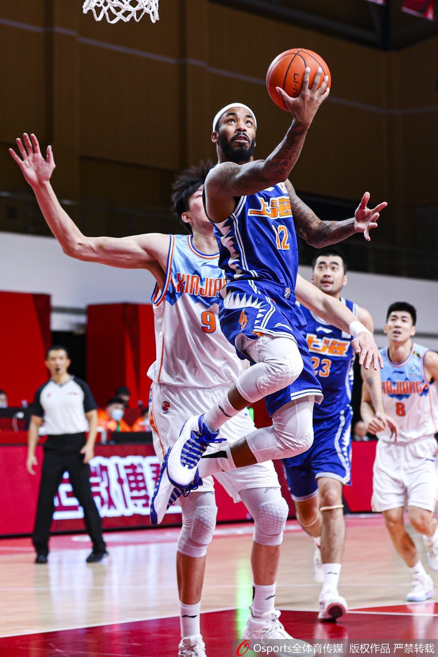 邓蒙的上场改变了比赛。