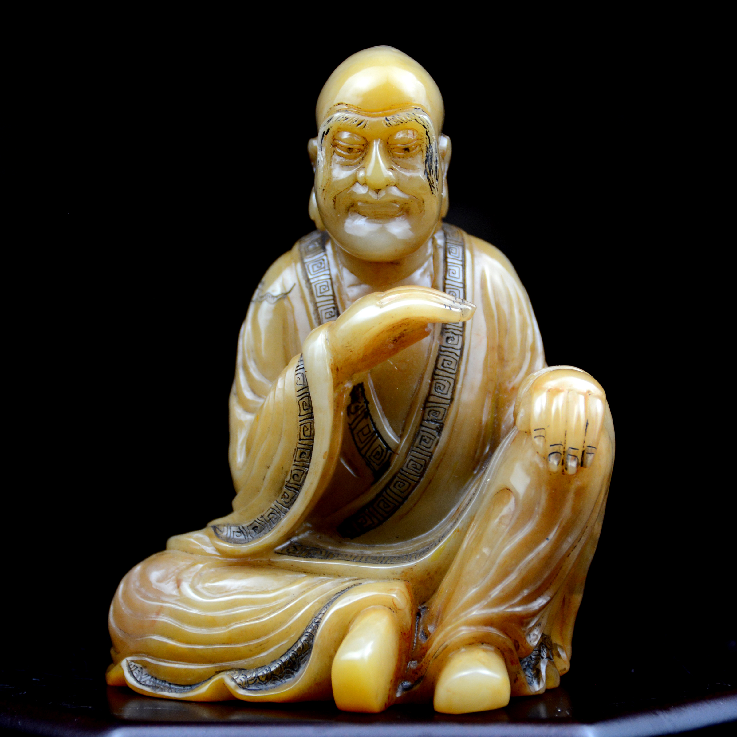 中国古美術・旧蔵寿山石田黄【童子闹仏】羅漢尊者・寿山石田黄彫り・箱付き・聚財置物 7N2200908 中国美術 寿山石 仙人 置物 彫刻 高約12㎝ 重量900g