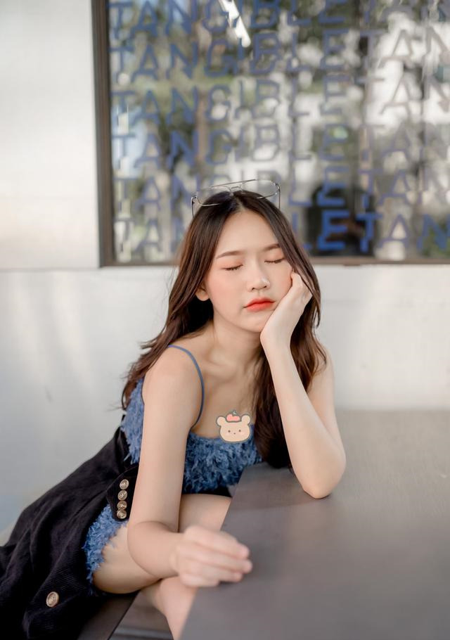 长相清纯的越南小姐姐,甜美笑容看起来青春又阳光