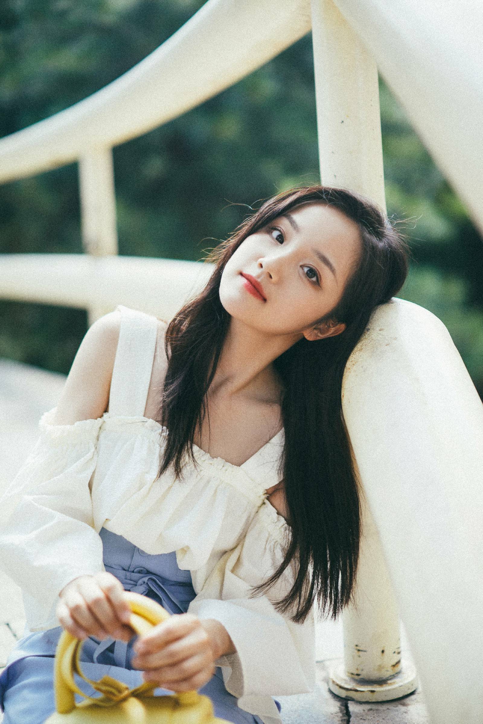 杨志雯清爽夏日写真 蓝白搭配诠释"甜妹style"