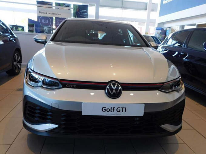 大众全新高尔夫gti实拍!搭2.0t 7速dsg,换装拨动式换挡机构