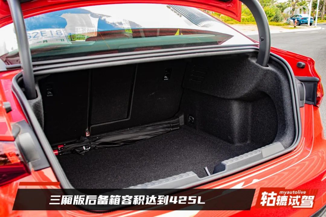 另一個是後備箱空間,全新奧迪a3l limousine的後備箱容積達到425l