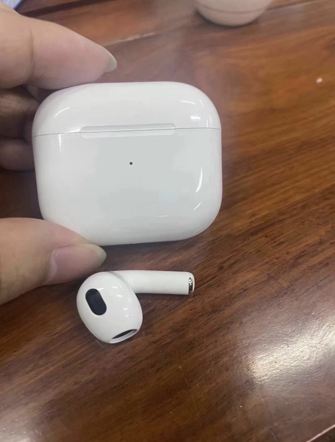 定了！苹果AirPods3真机曝光：外观全面升级_凤凰网