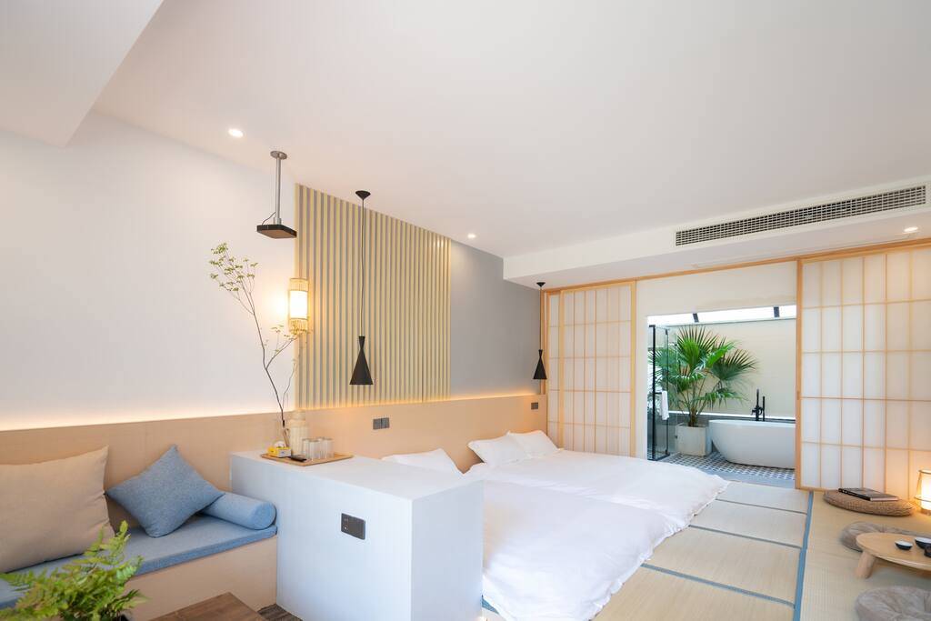 这家民宿内部的装修也非常的简单,白色的主色调,整个风格有点日本