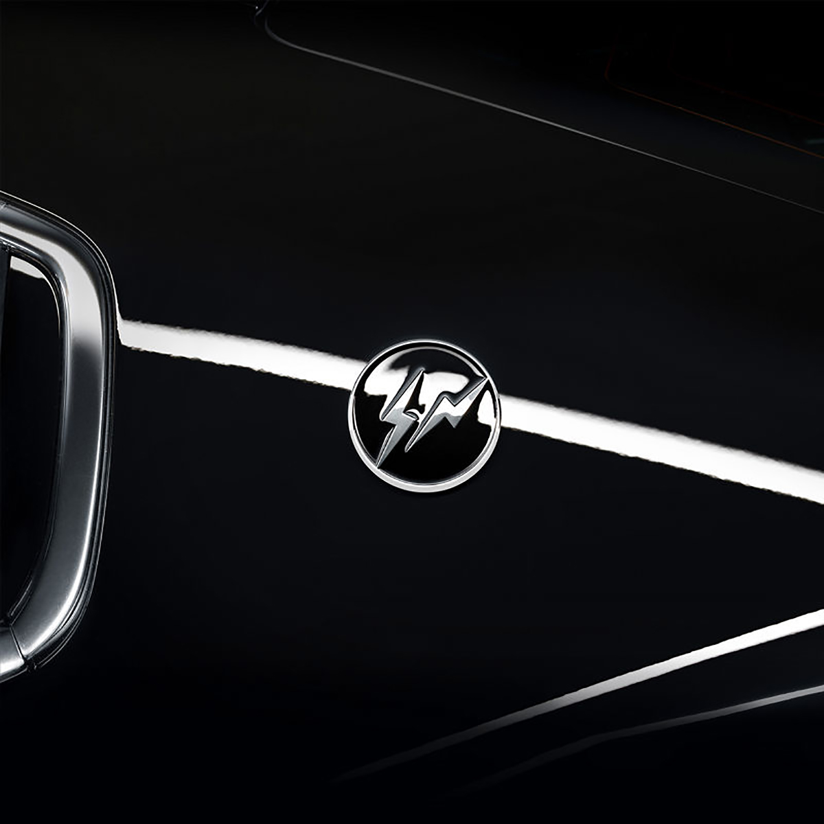 20英寸urano哑光黑轮圈,在c柱的位置配有fragment标志性的双闪电logo