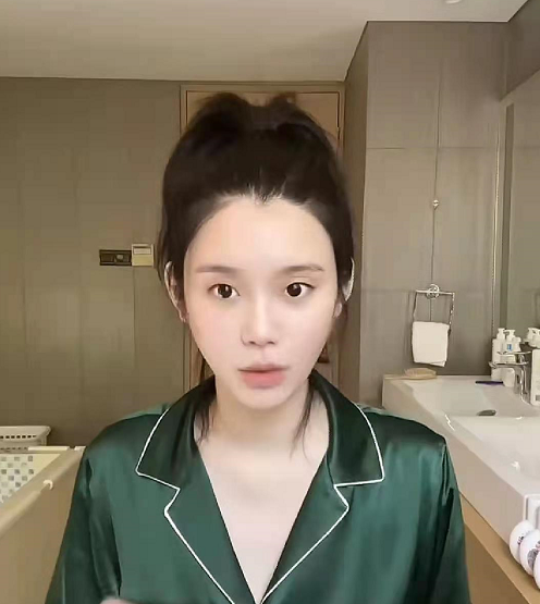 奚梦瑶自曝孕期不适卧床养胎,自曝在家会为何猷君手洗衣服
