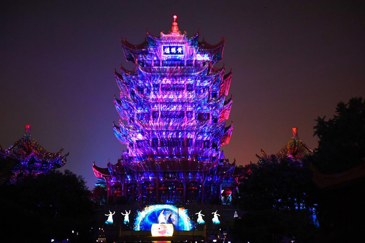 极目楚天赏光影盛宴登楼远望看大江浩荡黄鹤楼夜游全面复演