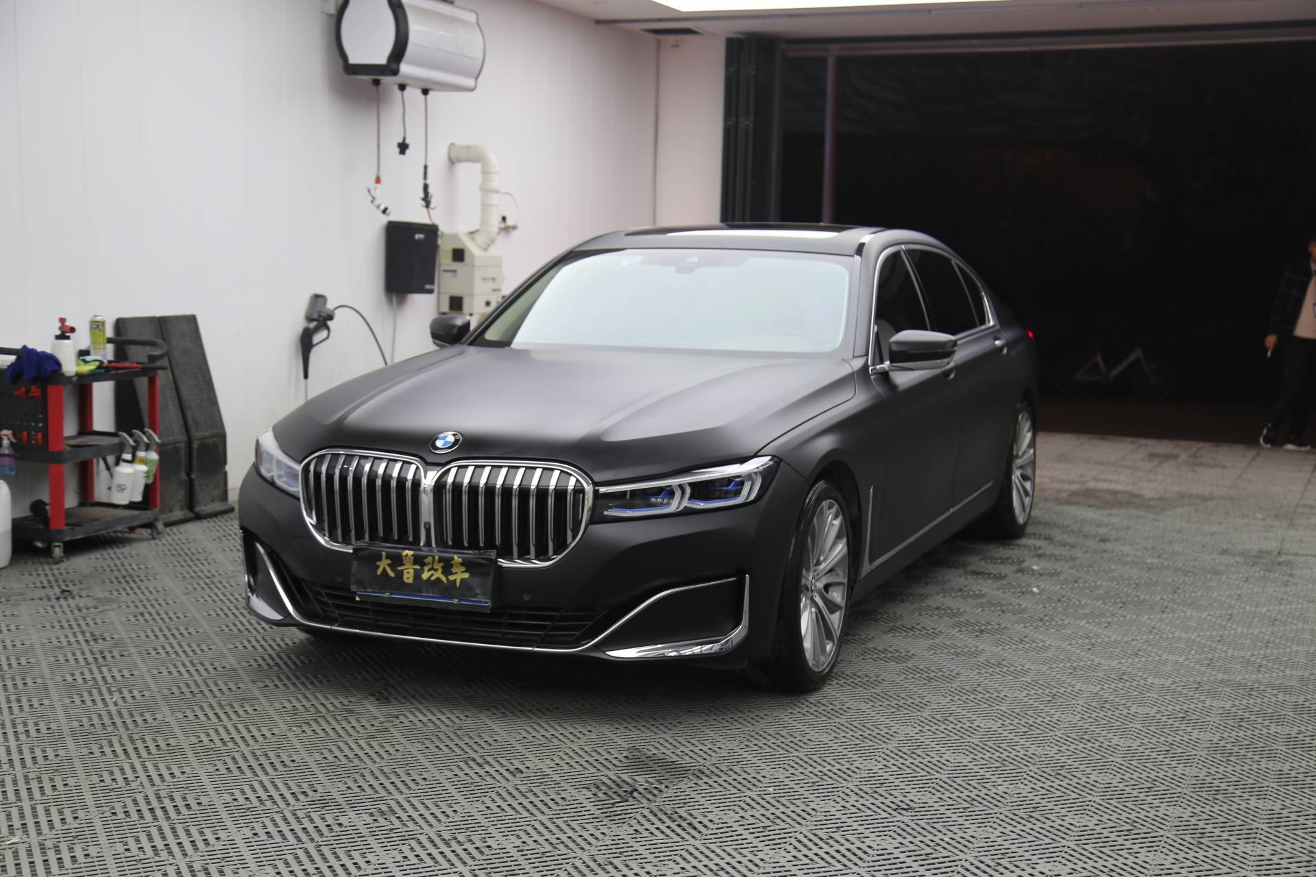 改色膜案例 | 宝马七系全车改色亚面电镀金属黑