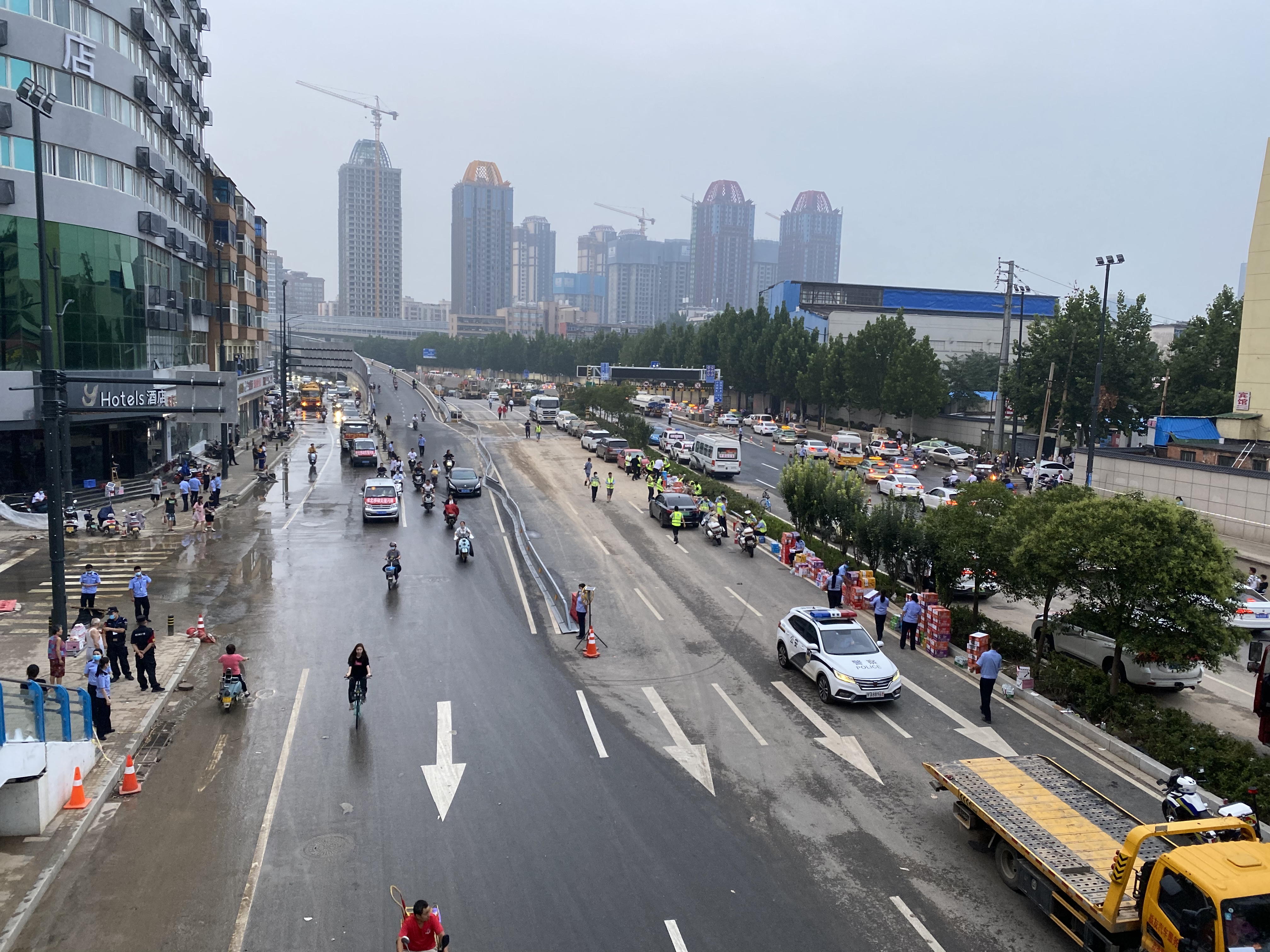 京广北路隧道口处（京广路与陇海路交叉口）救援现场    澎湃新闻记者薛莎莎 摄