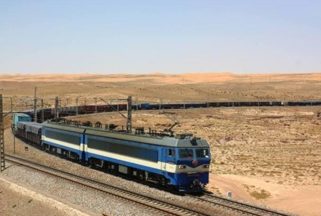 中国将草方格加固沙车,有望沙漠变绿洲,创造世界治沙史上的奇迹__凤凰