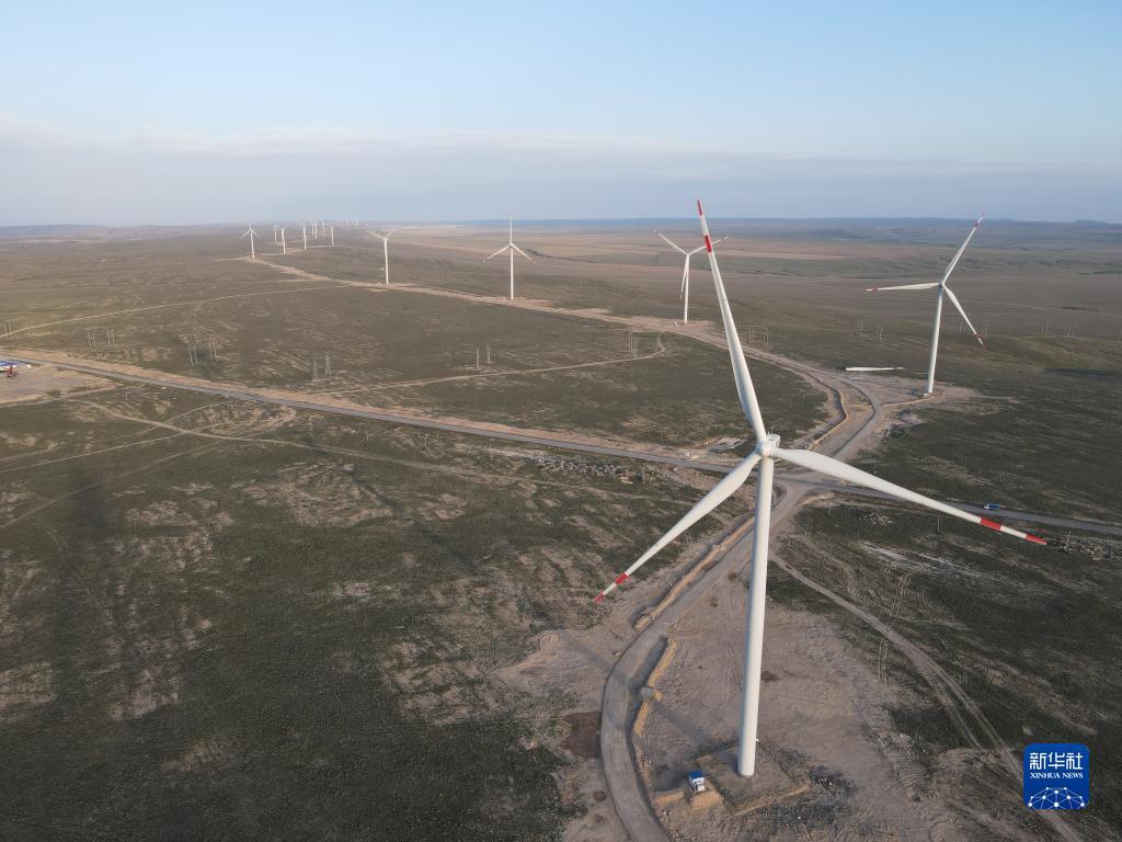 这是2021年4月25日在哈萨克斯坦扎纳塔斯用无人机航拍的风电场的风机。新华社发（中国电建成都院供图）