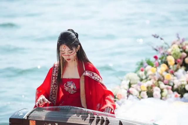 汉乐府旁,内街游船 演出内容 女子蒙面纱着汉服,民乐演奏