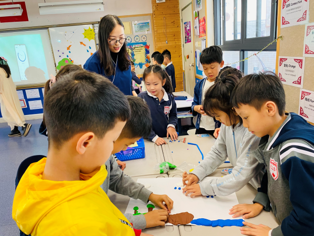 老师指导学生通过小组合作形式进行探究