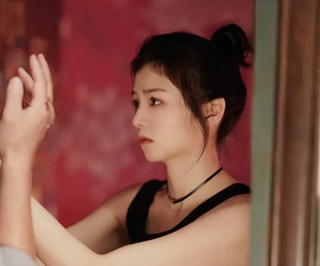 可是,饰演赵凤霞的女演员贾梅怡,却始终对这个浅薄又