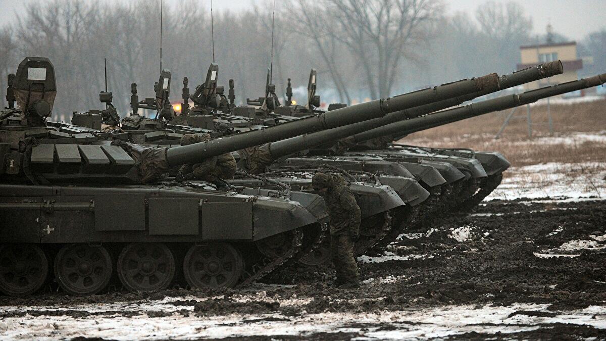 俄军坦克部队开展训练