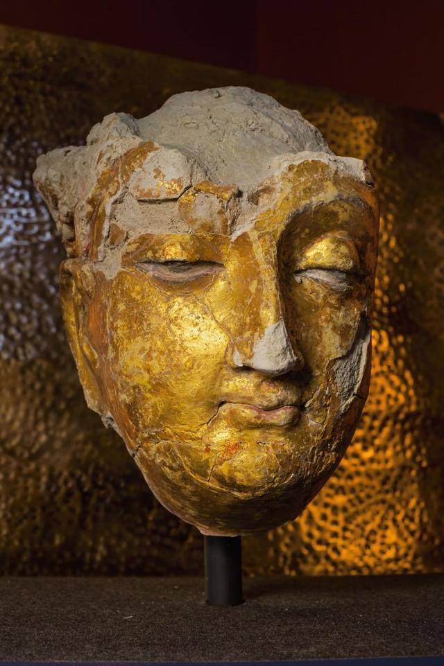 艾娜克遗址出土 镀金石膏的佛陀面孔